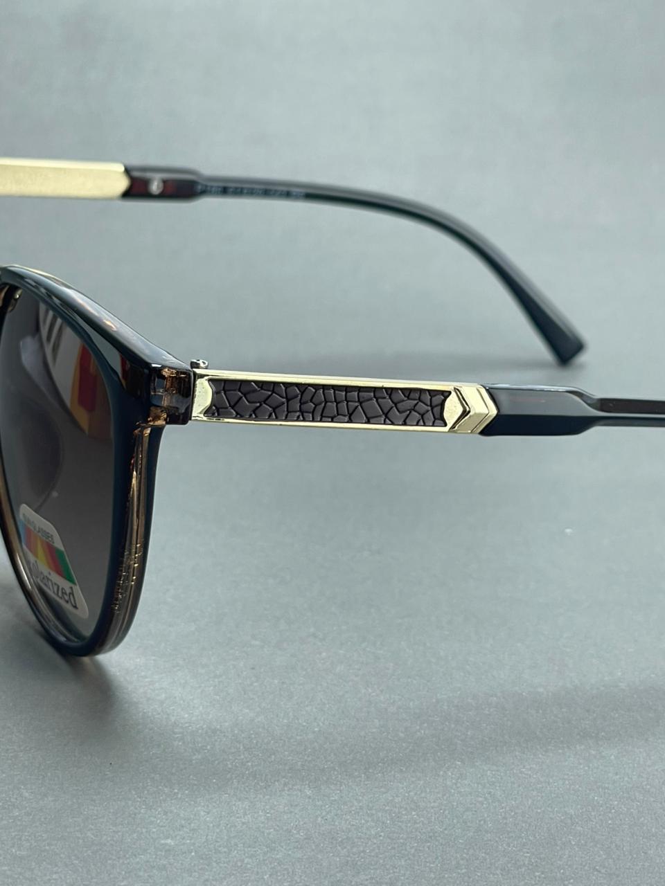 Women's classic sunglasses, slightly rounded as cat eyes shape with brown gradient glare blocker as wel as 400UV rays protected lenses