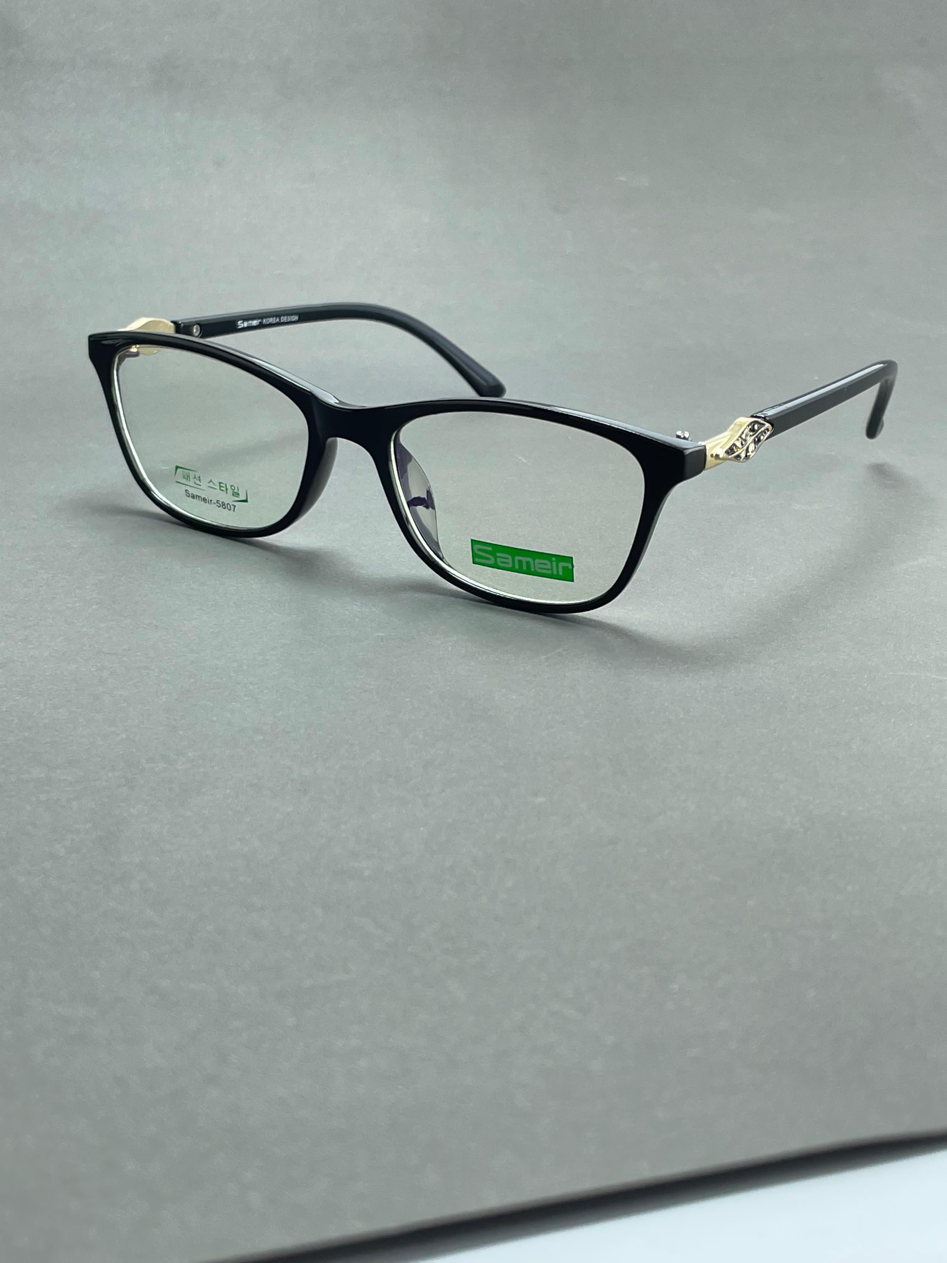 Black cat-eye frame