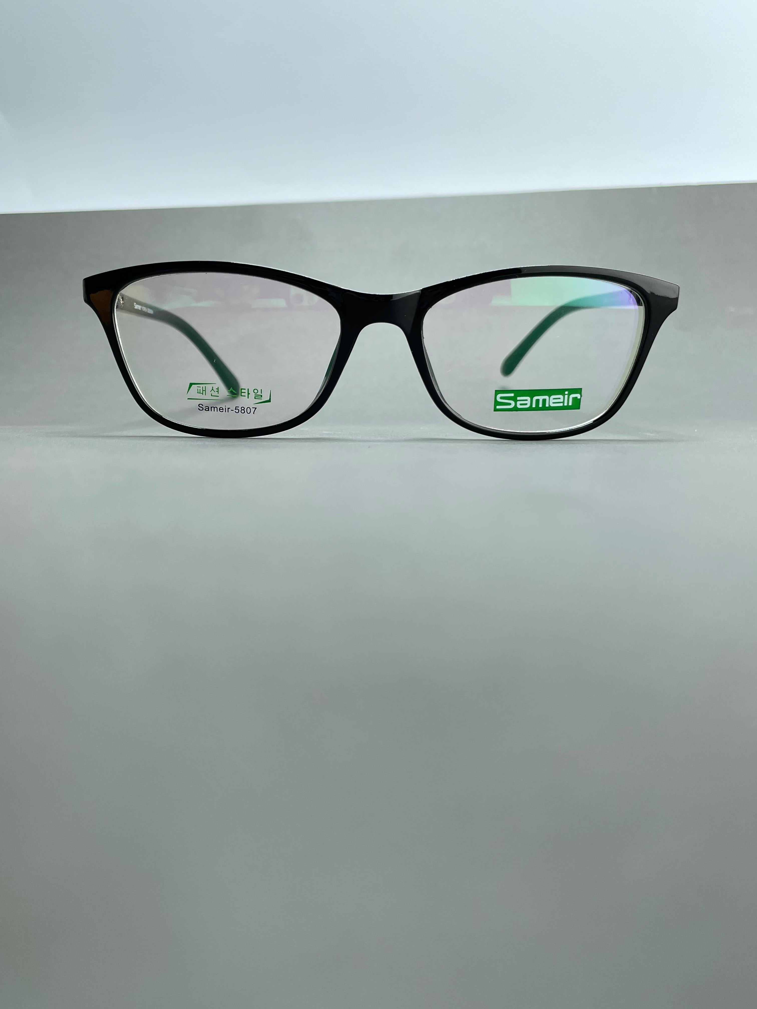 Black cat-eye frame