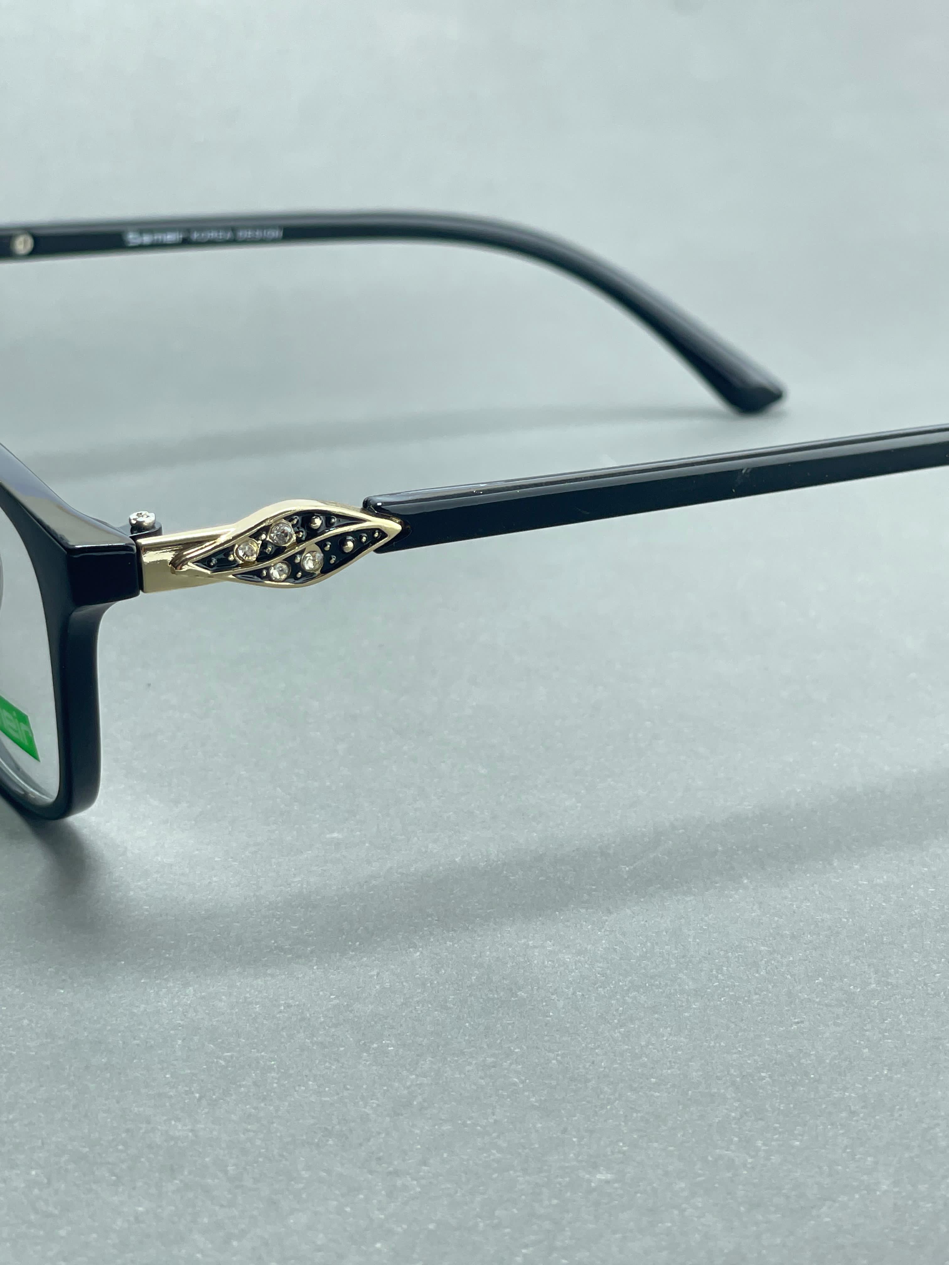 Black cat-eye frame