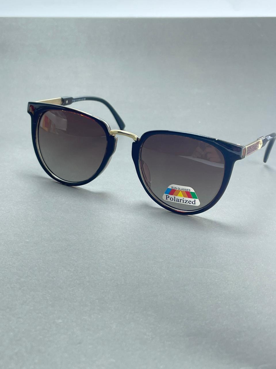 Women's classic sunglasses, slightly rounded as cat eyes shape with brown gradient glare blocker as wel as 400UV rays protected lenses